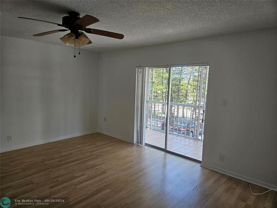 For Rent: $1,950 (2 beds, 2 baths, 912 Square Feet)