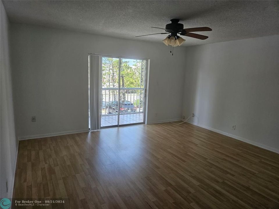 For Rent: $1,950 (2 beds, 2 baths, 912 Square Feet)