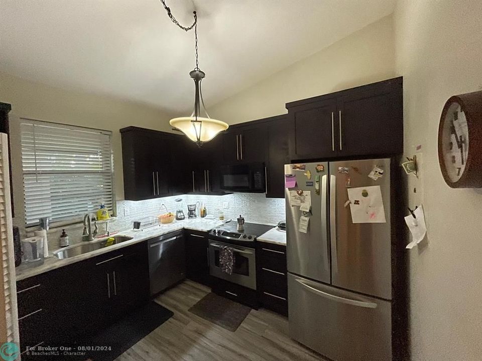 For Rent: $2,100 (1 beds, 1 baths, 853 Square Feet)