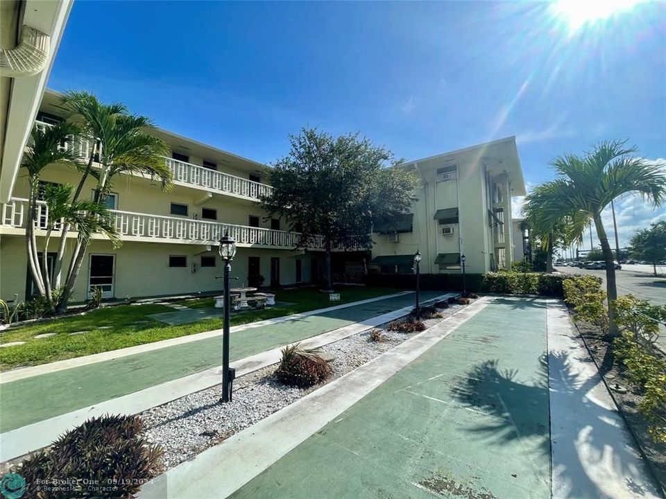 Active With Contract: $1,500 (1 beds, 1 baths, 640 Square Feet)