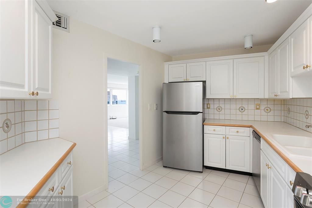 For Rent: $2,850 (1 beds, 1 baths, 1214 Square Feet)