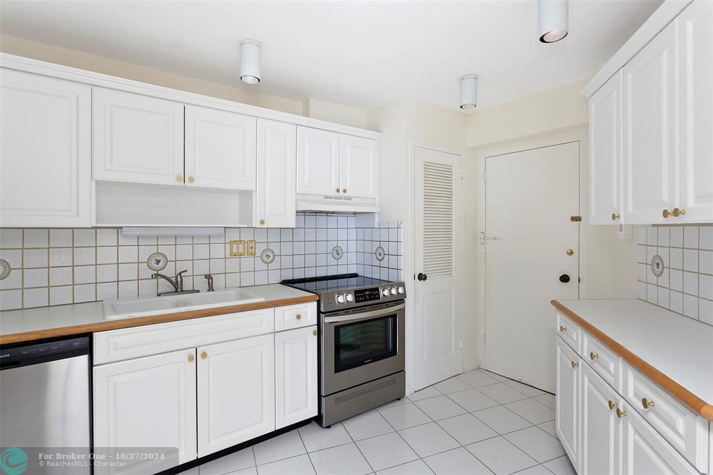 For Rent: $2,850 (1 beds, 1 baths, 1214 Square Feet)