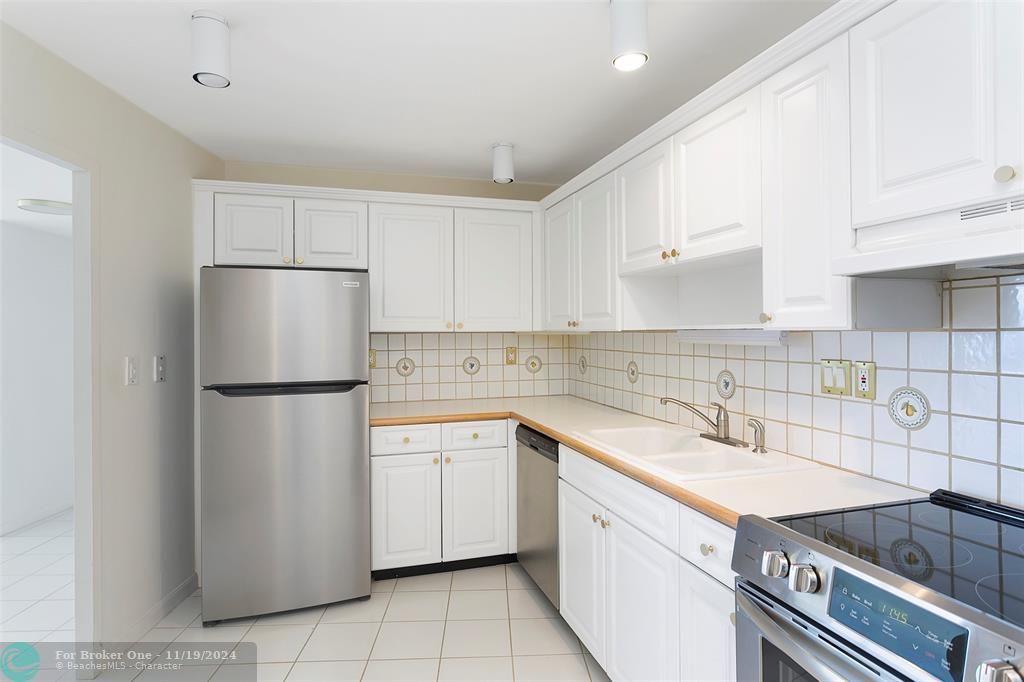 For Rent: $2,850 (1 beds, 1 baths, 1214 Square Feet)