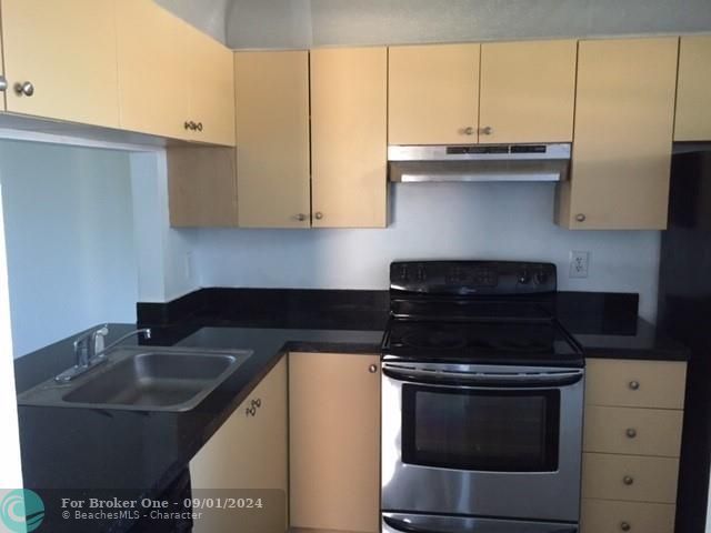 For Rent: $2,000 (2 beds, 2 baths, 914 Square Feet)