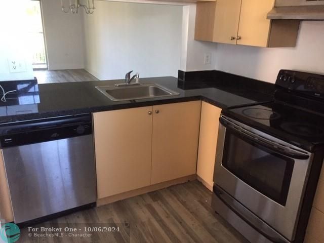 For Rent: $2,000 (2 beds, 2 baths, 914 Square Feet)