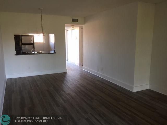 For Rent: $2,000 (2 beds, 2 baths, 914 Square Feet)