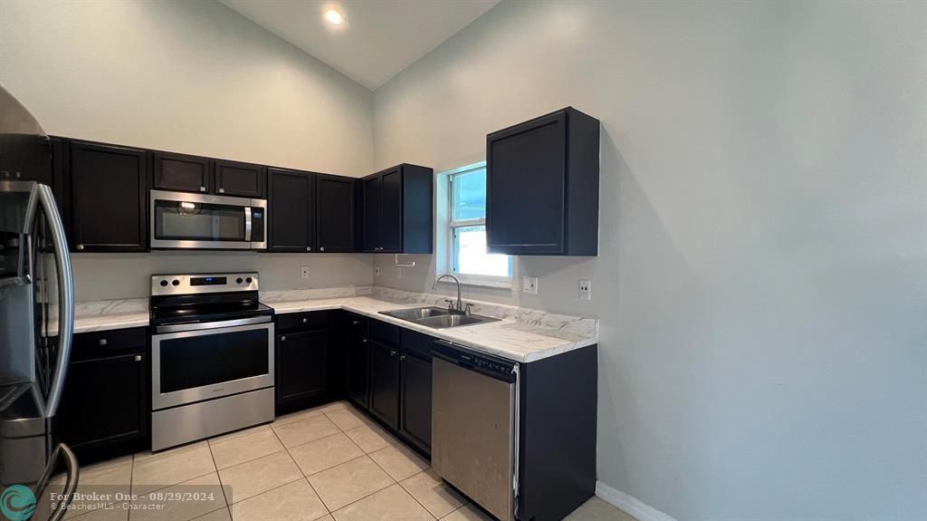 For Rent: $2,500 (3 beds, 2 baths, 1252 Square Feet)