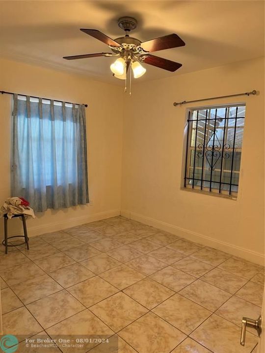 For Sale: $449,000 (2 beds, 1 baths, 1136 Square Feet)