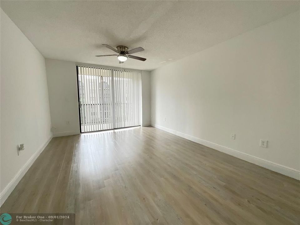 For Rent: $2,156 (1 beds, 1 baths, 800 Square Feet)