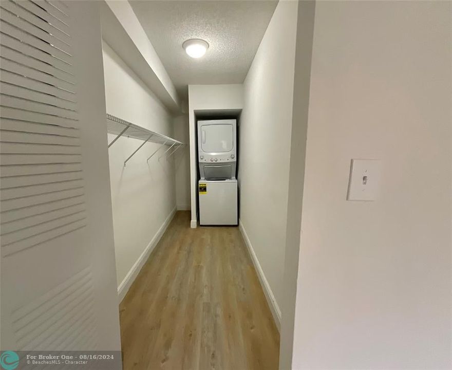 For Rent: $2,156 (1 beds, 1 baths, 800 Square Feet)