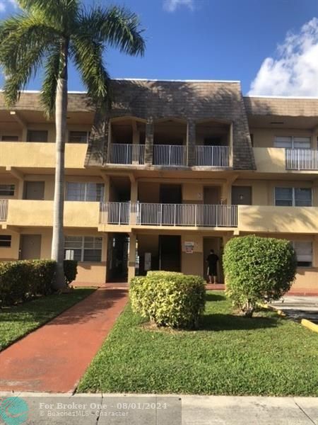 Active With Contract: $2,150 (2 beds, 1 baths, 840 Square Feet)