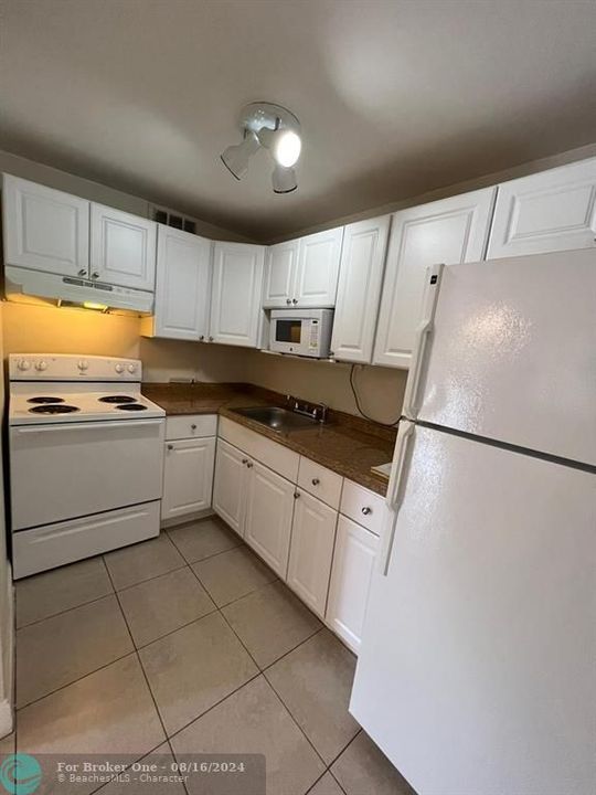 For Rent: $2,200 (2 beds, 1 baths, 840 Square Feet)