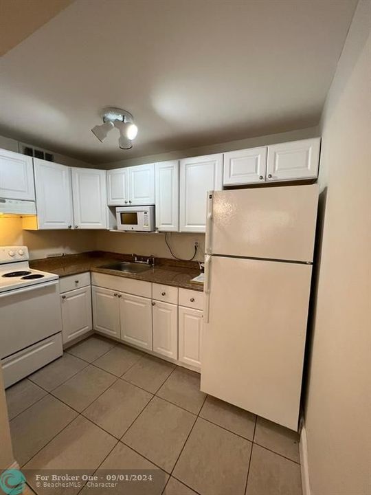 Active With Contract: $2,150 (2 beds, 1 baths, 840 Square Feet)