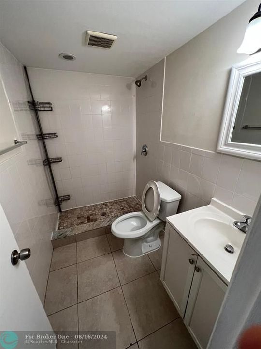 Active With Contract: $2,150 (2 beds, 1 baths, 840 Square Feet)