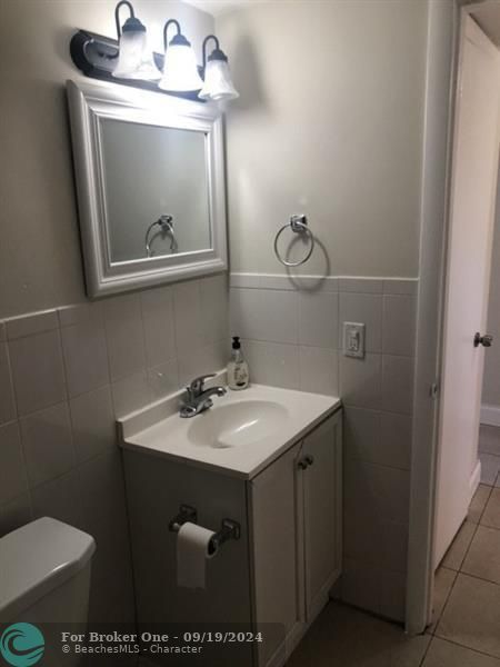 Active With Contract: $2,150 (2 beds, 1 baths, 840 Square Feet)