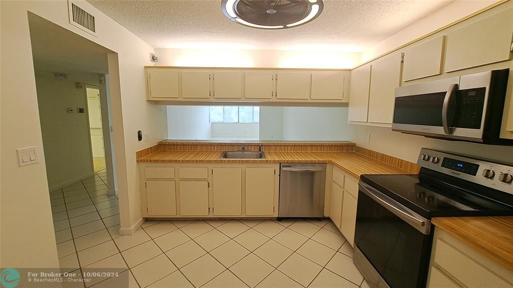 For Sale: $190,000 (2 beds, 2 baths, 1350 Square Feet)