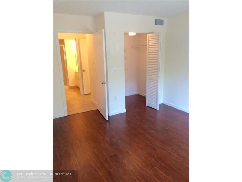 For Rent: $2,200 (2 beds, 2 baths, 1039 Square Feet)