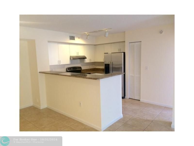 For Rent: $2,200 (2 beds, 2 baths, 1039 Square Feet)