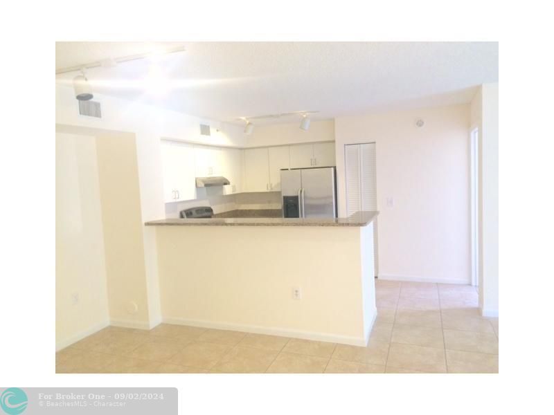 For Rent: $2,200 (2 beds, 2 baths, 1039 Square Feet)