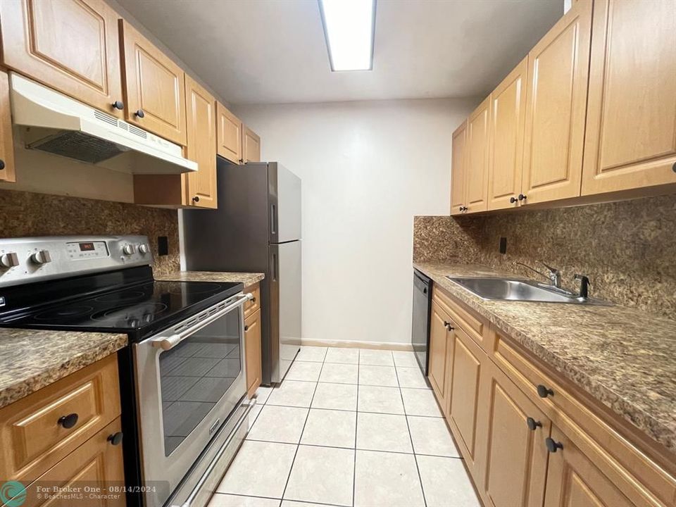 Active With Contract: $1,675 (1 beds, 1 baths, 811 Square Feet)