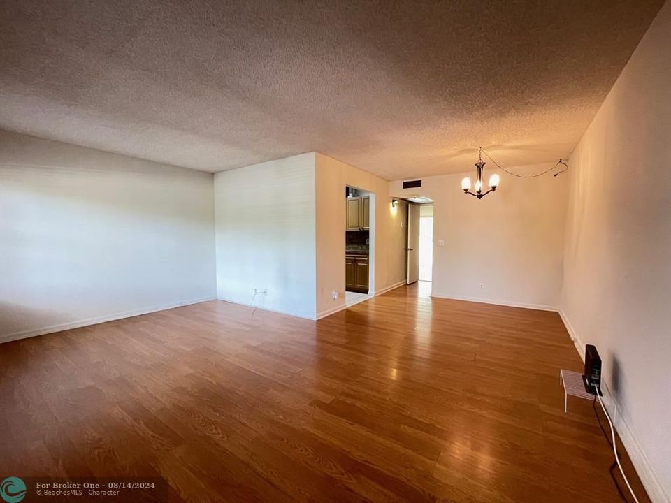 Recently Rented: $1,675 (1 beds, 1 baths, 811 Square Feet)