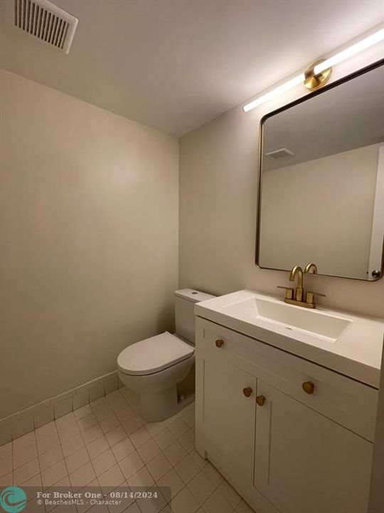 Active With Contract: $1,675 (1 beds, 1 baths, 811 Square Feet)