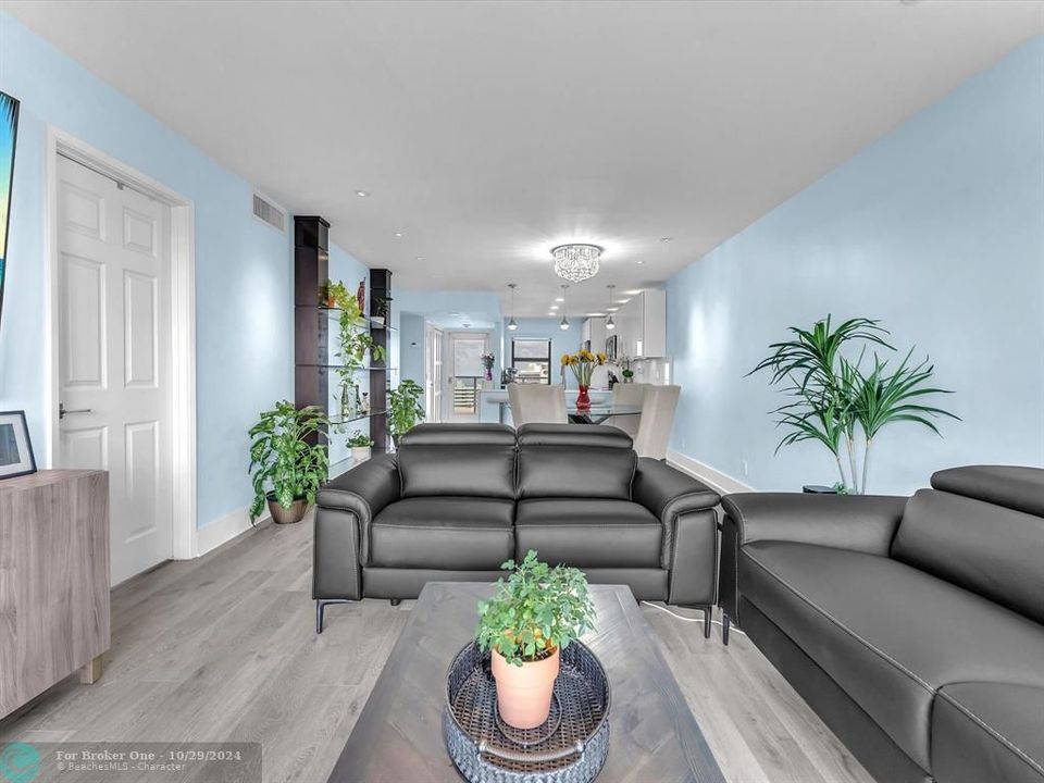 For Sale: $440,000 (2 beds, 2 baths, 1002 Square Feet)