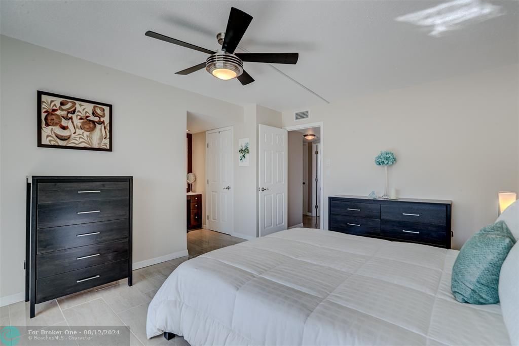 For Sale: $239,000 (2 beds, 2 baths, 990 Square Feet)