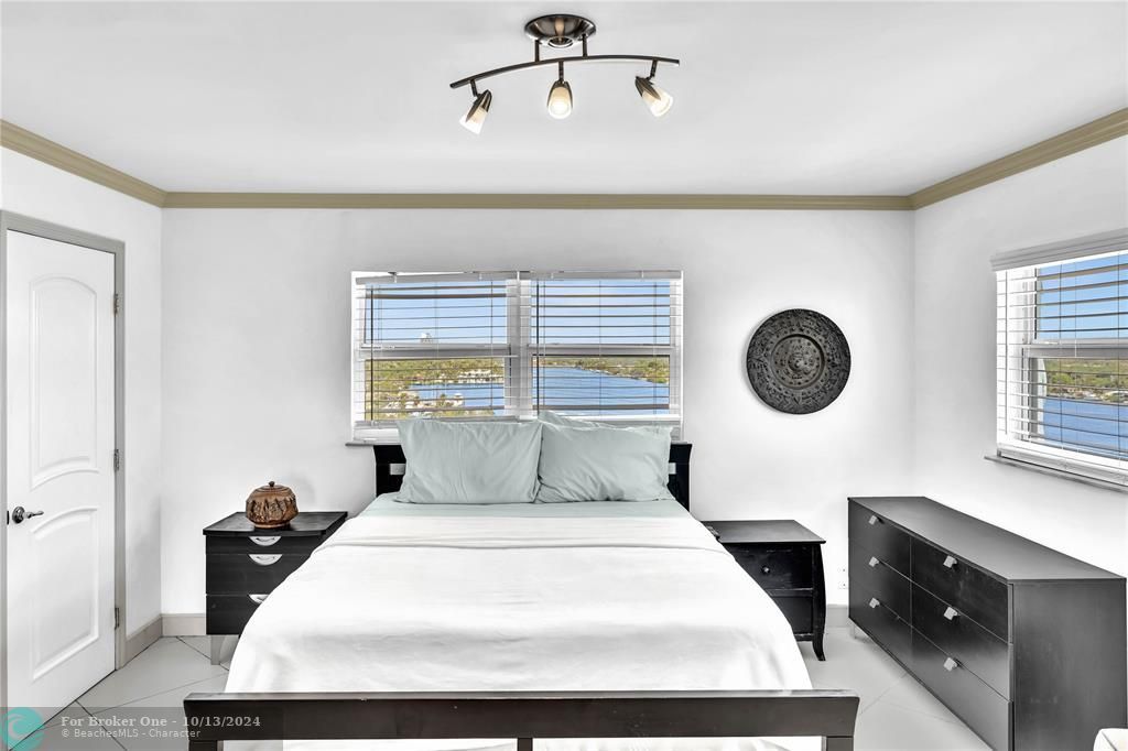 For Sale: $849,000 (2 beds, 2 baths, 1000 Square Feet)