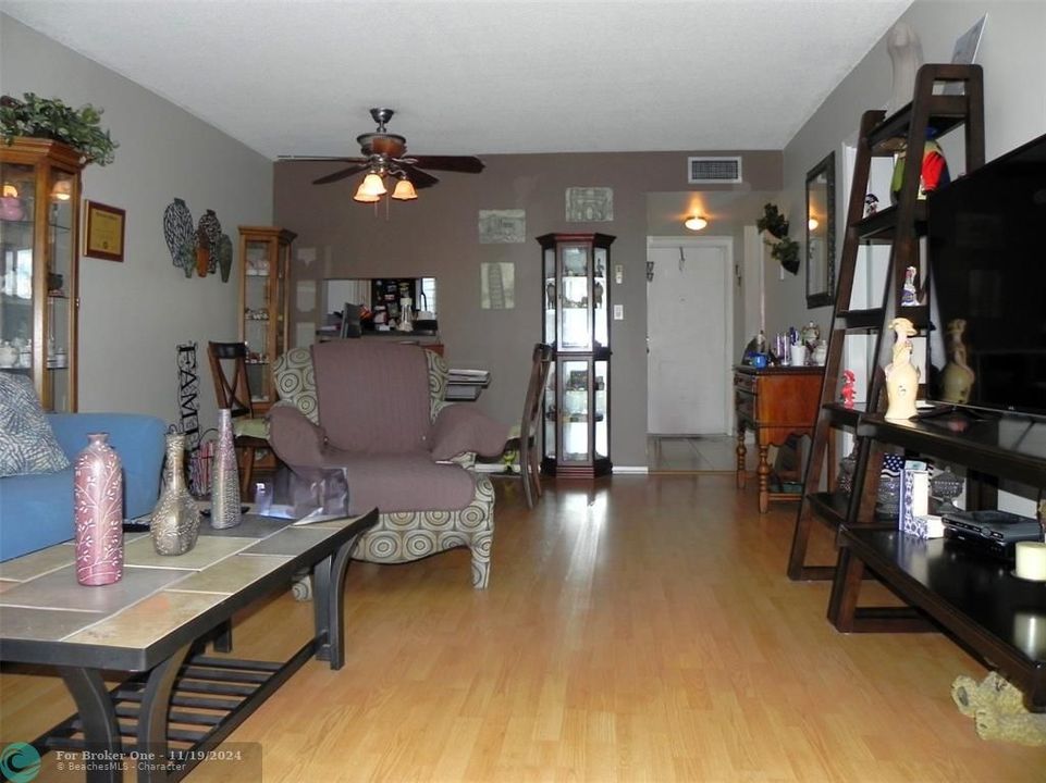 For Sale: $169,000 (1 beds, 1 baths, 695 Square Feet)