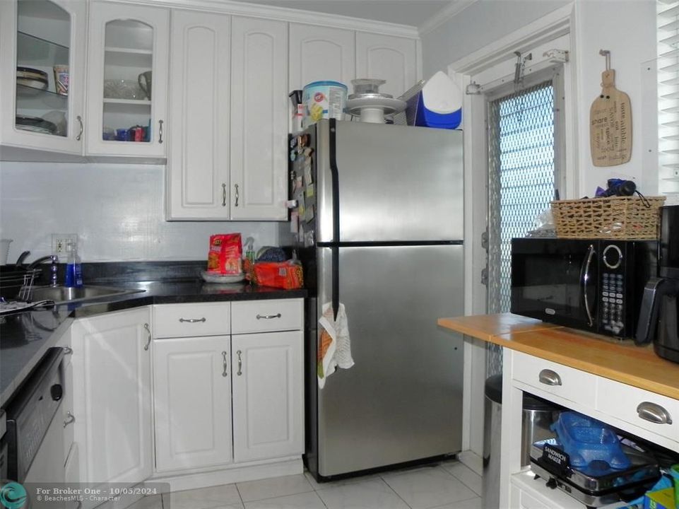 For Sale: $169,000 (1 beds, 1 baths, 695 Square Feet)