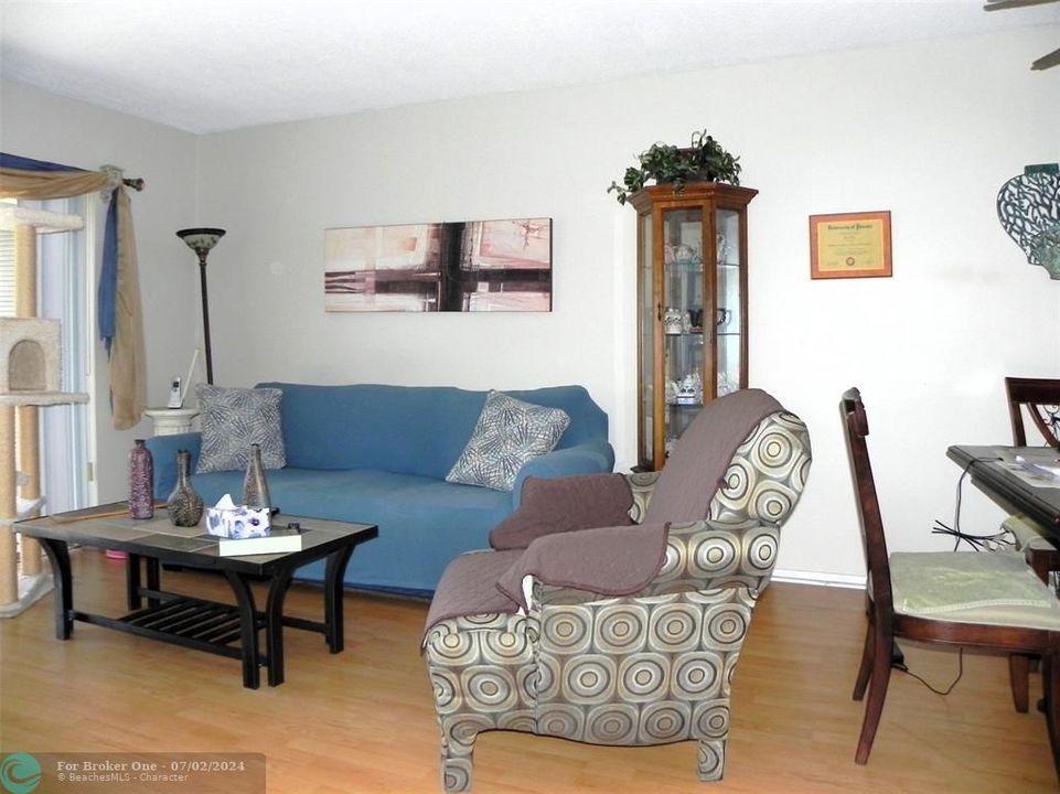 Active With Contract: $169,000 (1 beds, 1 baths, 695 Square Feet)