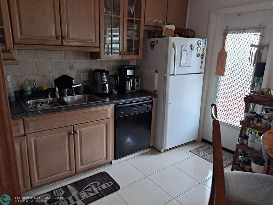 For Sale: $190,000 (2 beds, 1 baths, 690 Square Feet)