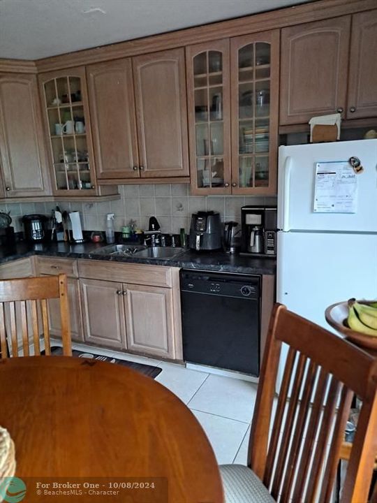 For Sale: $190,000 (2 beds, 1 baths, 690 Square Feet)