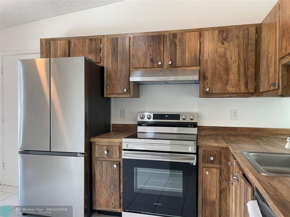 For Rent: $2,800 (2 beds, 2 baths, 1241 Square Feet)