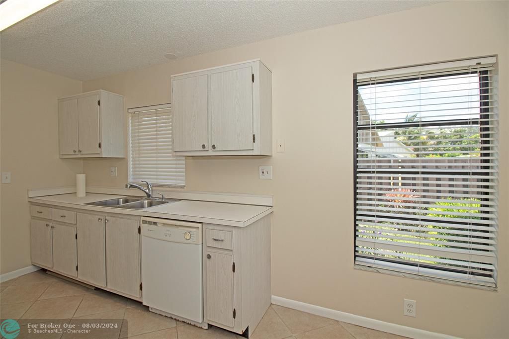 For Sale: $300,000 (2 beds, 2 baths, 1232 Square Feet)