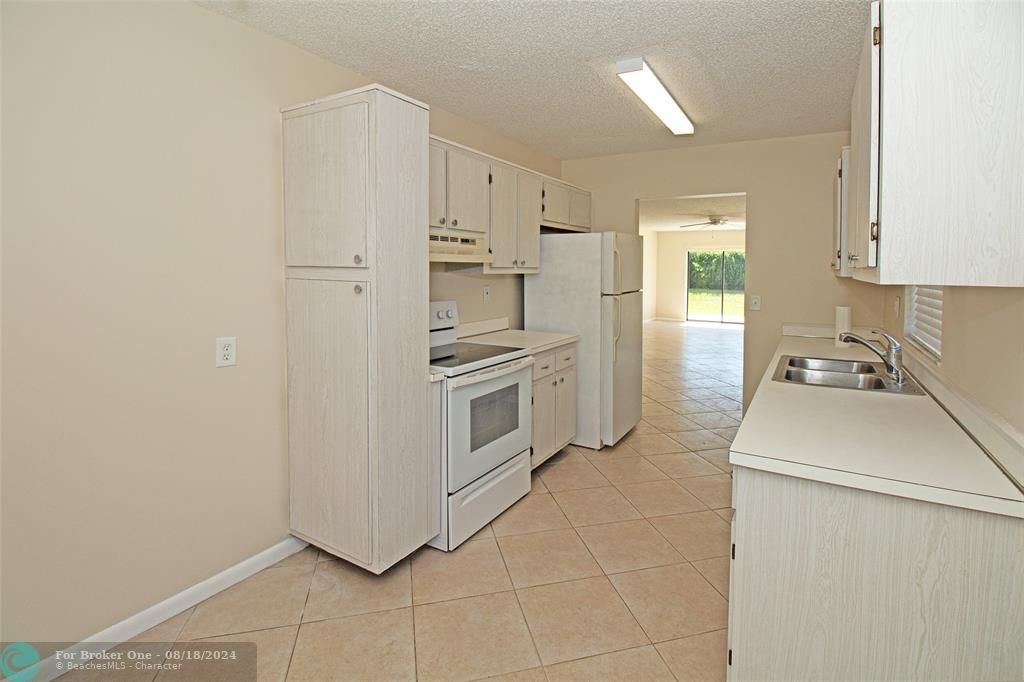 For Sale: $300,000 (2 beds, 2 baths, 1232 Square Feet)