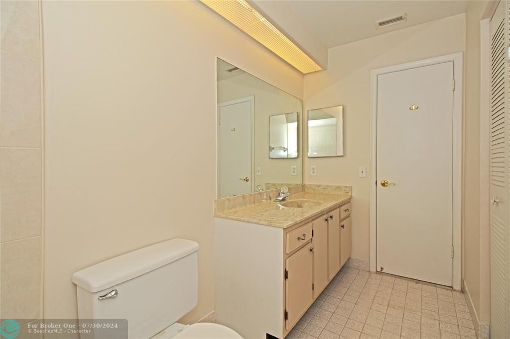 For Sale: $300,000 (2 beds, 2 baths, 1232 Square Feet)