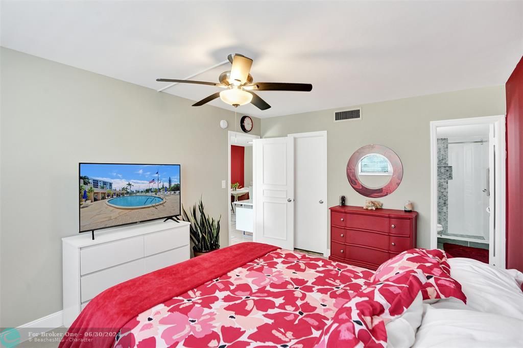For Sale: $349,000 (2 beds, 2 baths, 980 Square Feet)