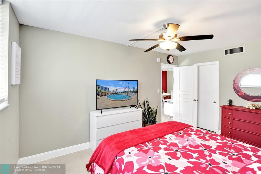 For Sale: $349,000 (2 beds, 2 baths, 980 Square Feet)