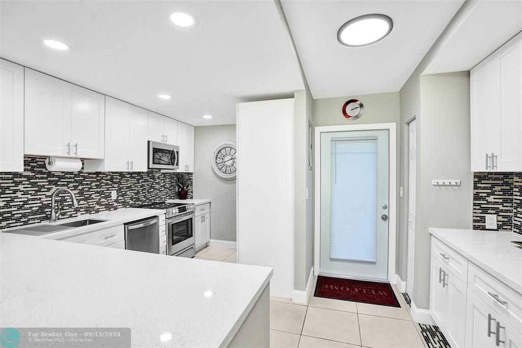 For Sale: $339,000 (2 beds, 2 baths, 980 Square Feet)