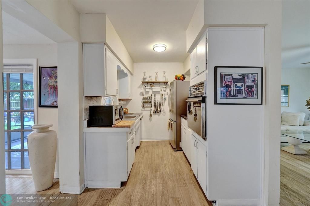 For Sale: $570,000 (2 beds, 1 baths, 1315 Square Feet)