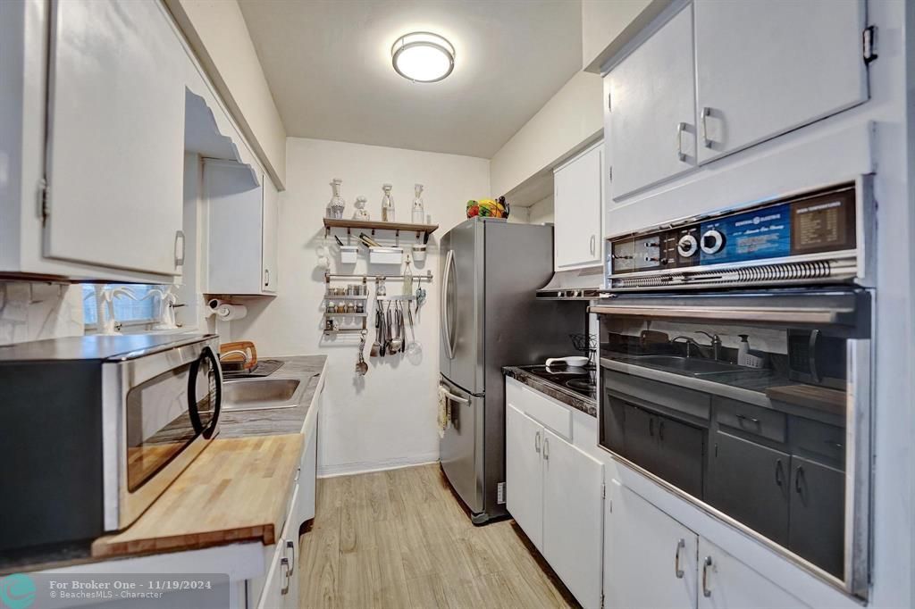 For Sale: $570,000 (2 beds, 1 baths, 1315 Square Feet)