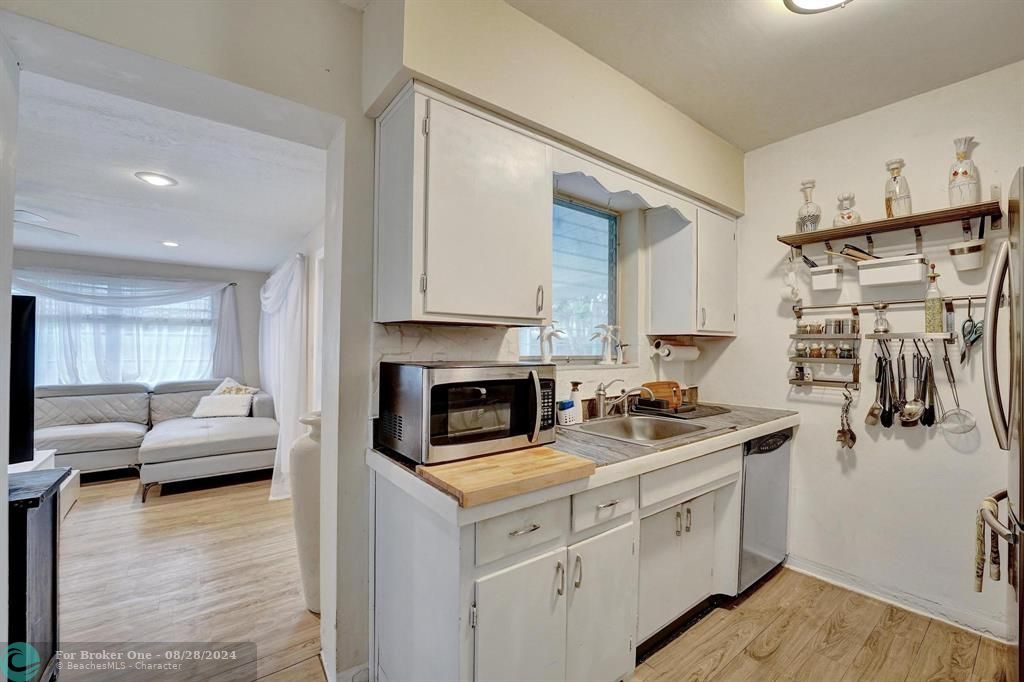 For Sale: $570,000 (2 beds, 1 baths, 1315 Square Feet)