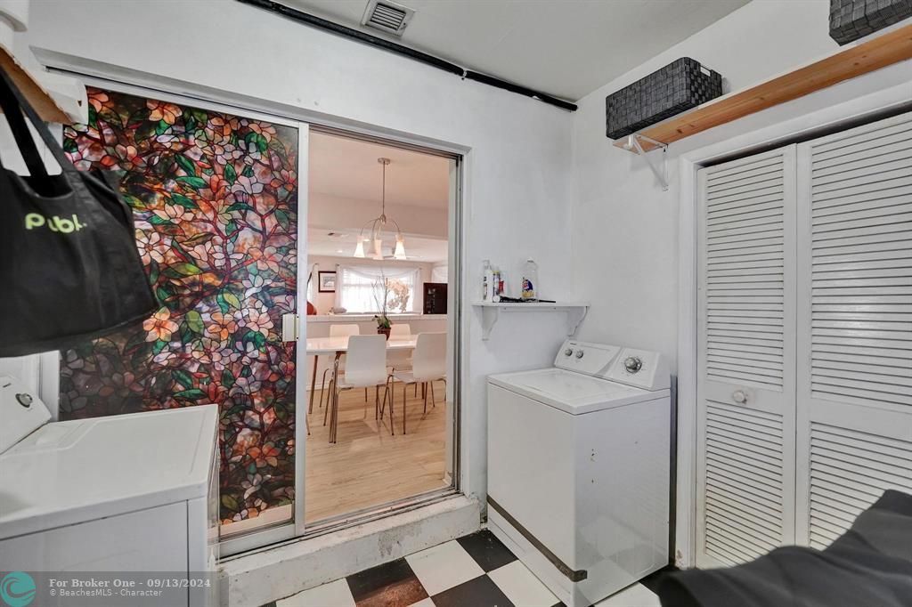 For Sale: $570,000 (2 beds, 1 baths, 1315 Square Feet)