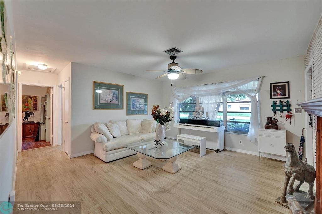 For Sale: $570,000 (2 beds, 1 baths, 1315 Square Feet)