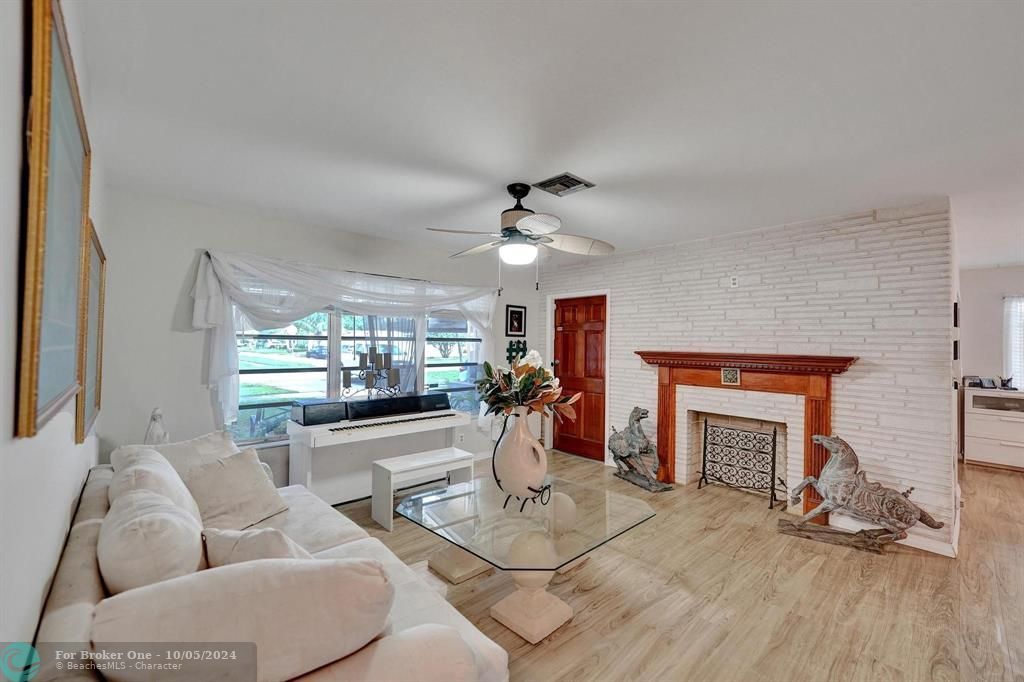 For Sale: $570,000 (2 beds, 1 baths, 1315 Square Feet)