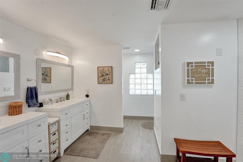 Vendido Recientemente: $659,900 (3 camas, 2 baños, 2340 Pies cuadrados)