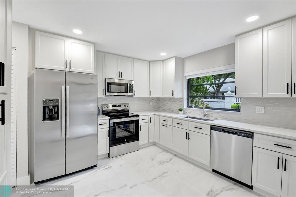 For Sale: $359,900 (2 beds, 2 baths, 1400 Square Feet)