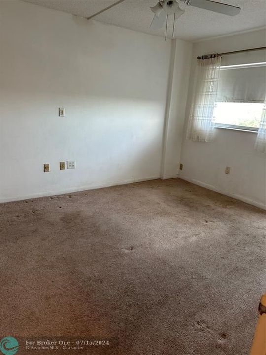 Active With Contract: $149,900 (1 beds, 1 baths, 637 Square Feet)